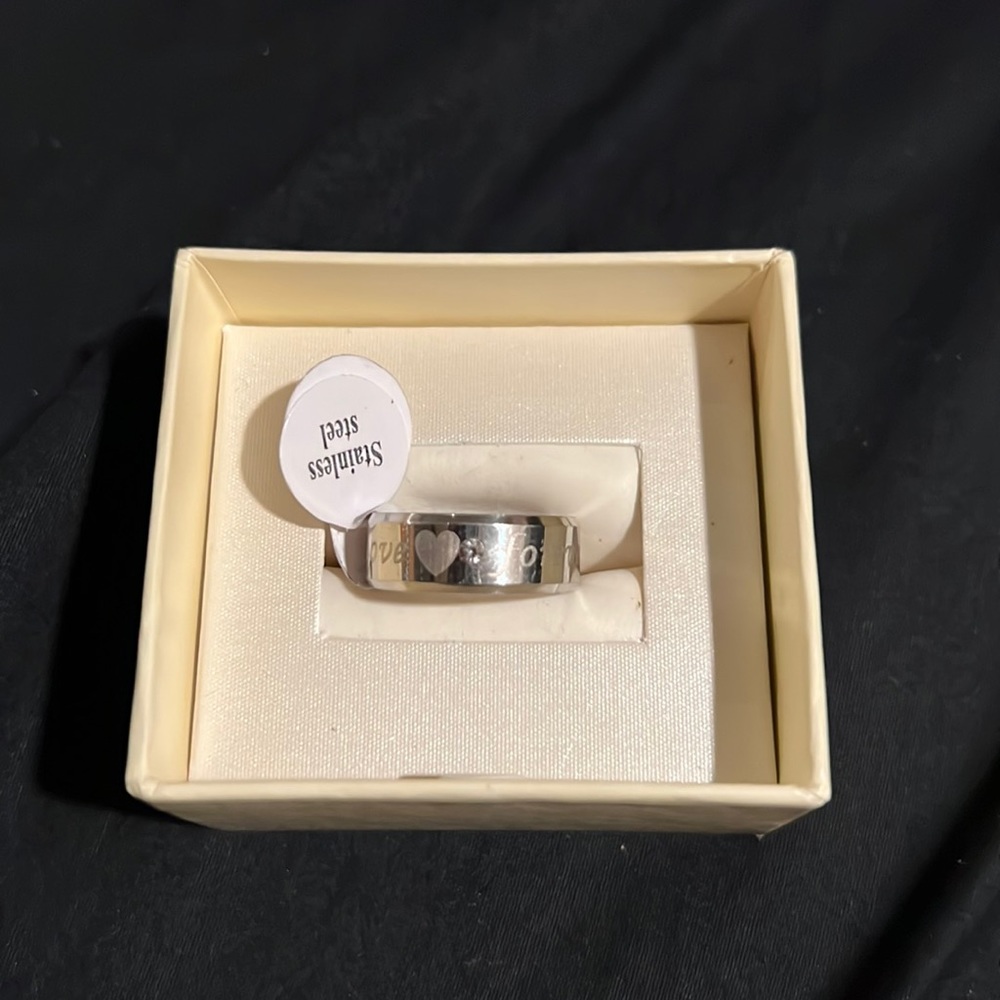 STAINLESS STEEL SILVER Wedding band w/crystal SIZE 18 = US size 7